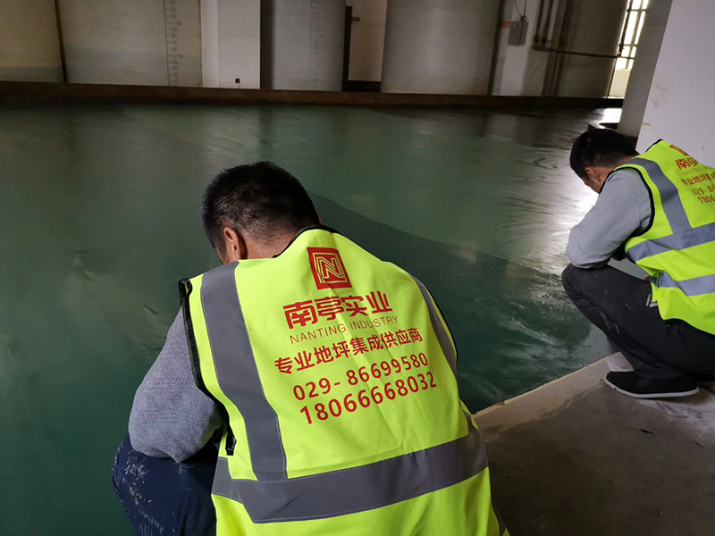 <b>地坪漆施工多少钱一平方？环氧地坪漆价格？自</b>